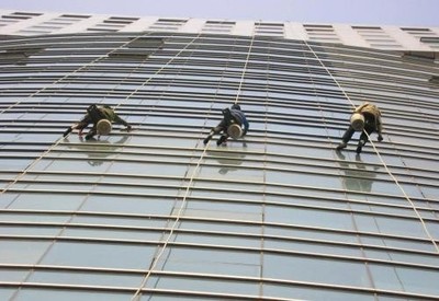 高空技藝破解城市頑疾 東莞茶山如何用高空作業(yè)解決積水內(nèi)澇與幕墻維修難題